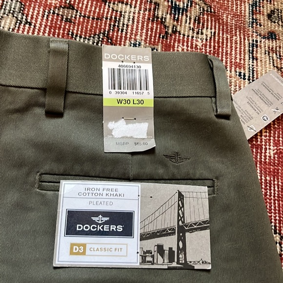 NWT Dockers Pleated D3 Classic Fit Olive Green Chinos 30 x 30 - Picture 4 of 5